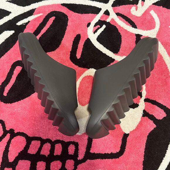 Adidas Yeezy Slide Dark Onyx - Size 13 - Brand New - Picture 4 of 8